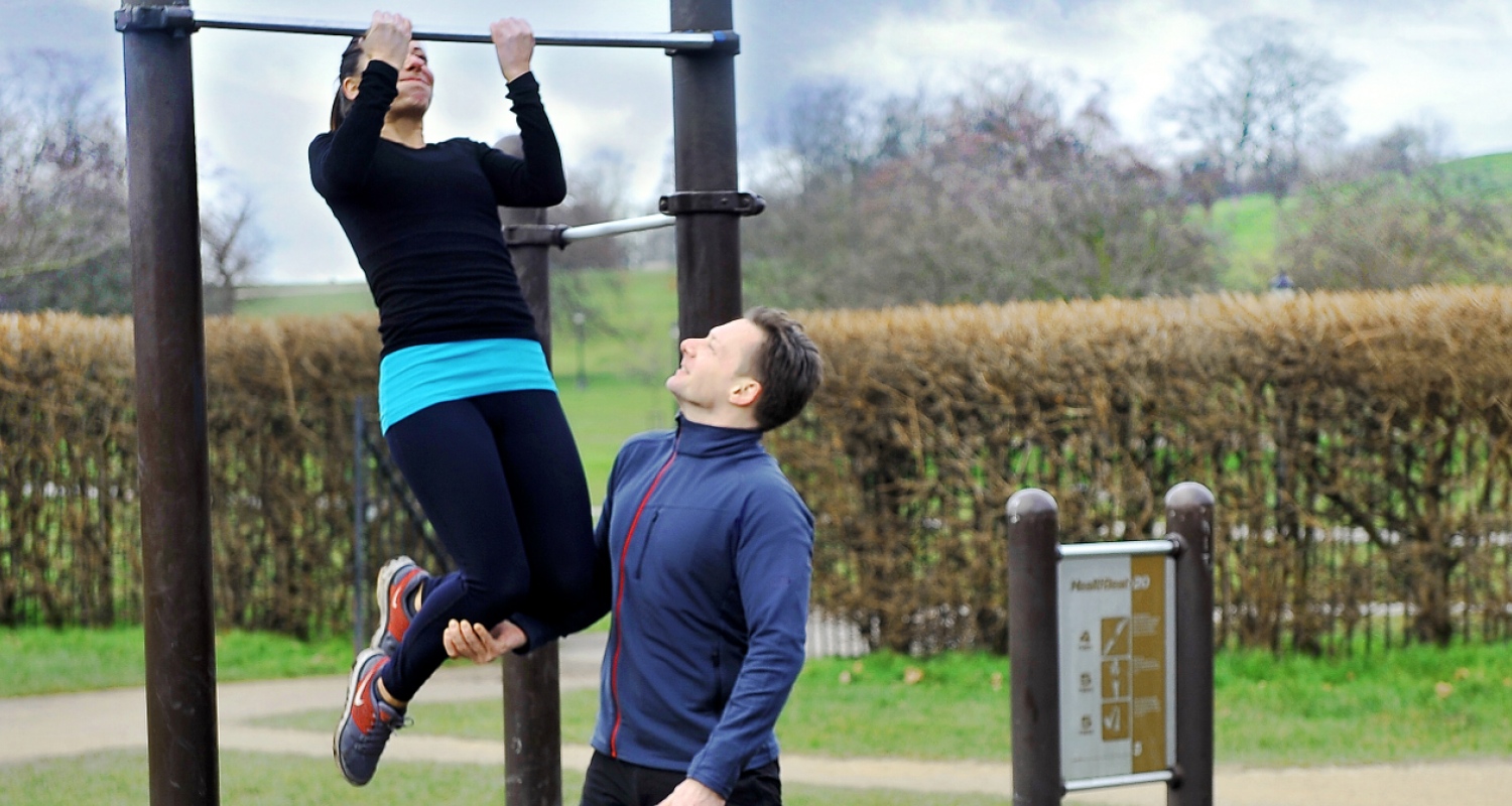Primrose Hill personal trainer teaches a pull-up